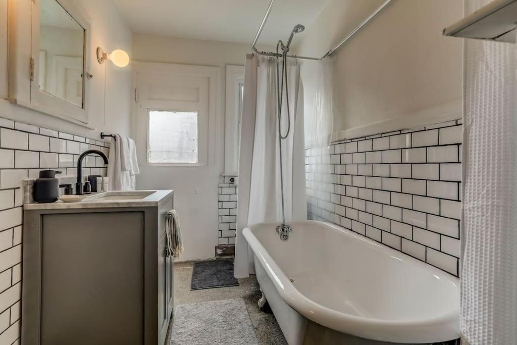 Villa Luxe Mid-Century Styled Historic Townhouse #1 Detroit Exterior foto